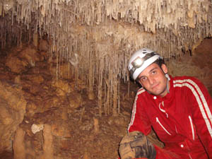 Andrés en Cueva Solins
